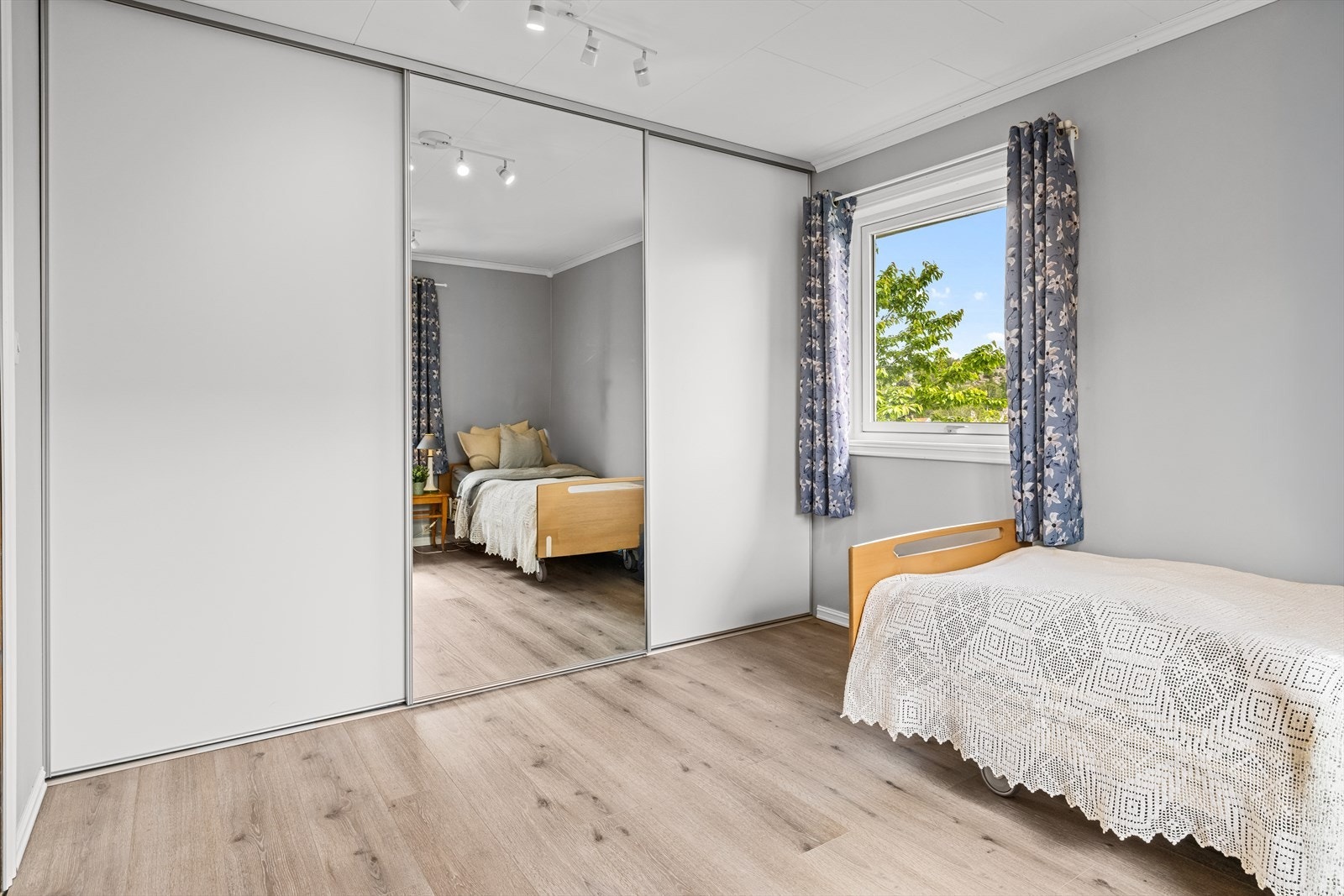 En skyvedørsgarderobe med innredning fra 2021 gir rikelig med oppbevaringsplass. Galleribilde