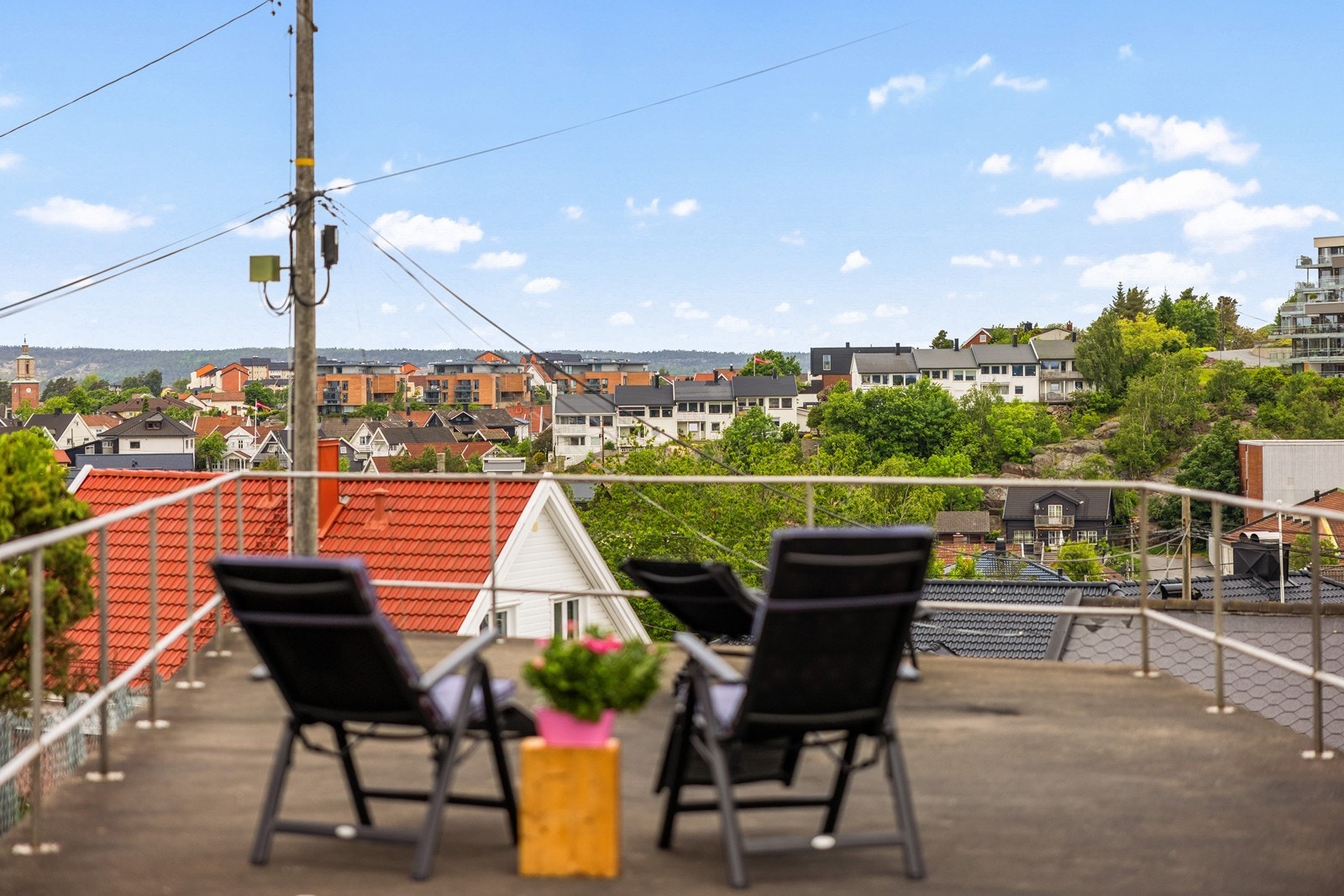 Den store takterrassen på 48 m² over garasjen. Galleribilde