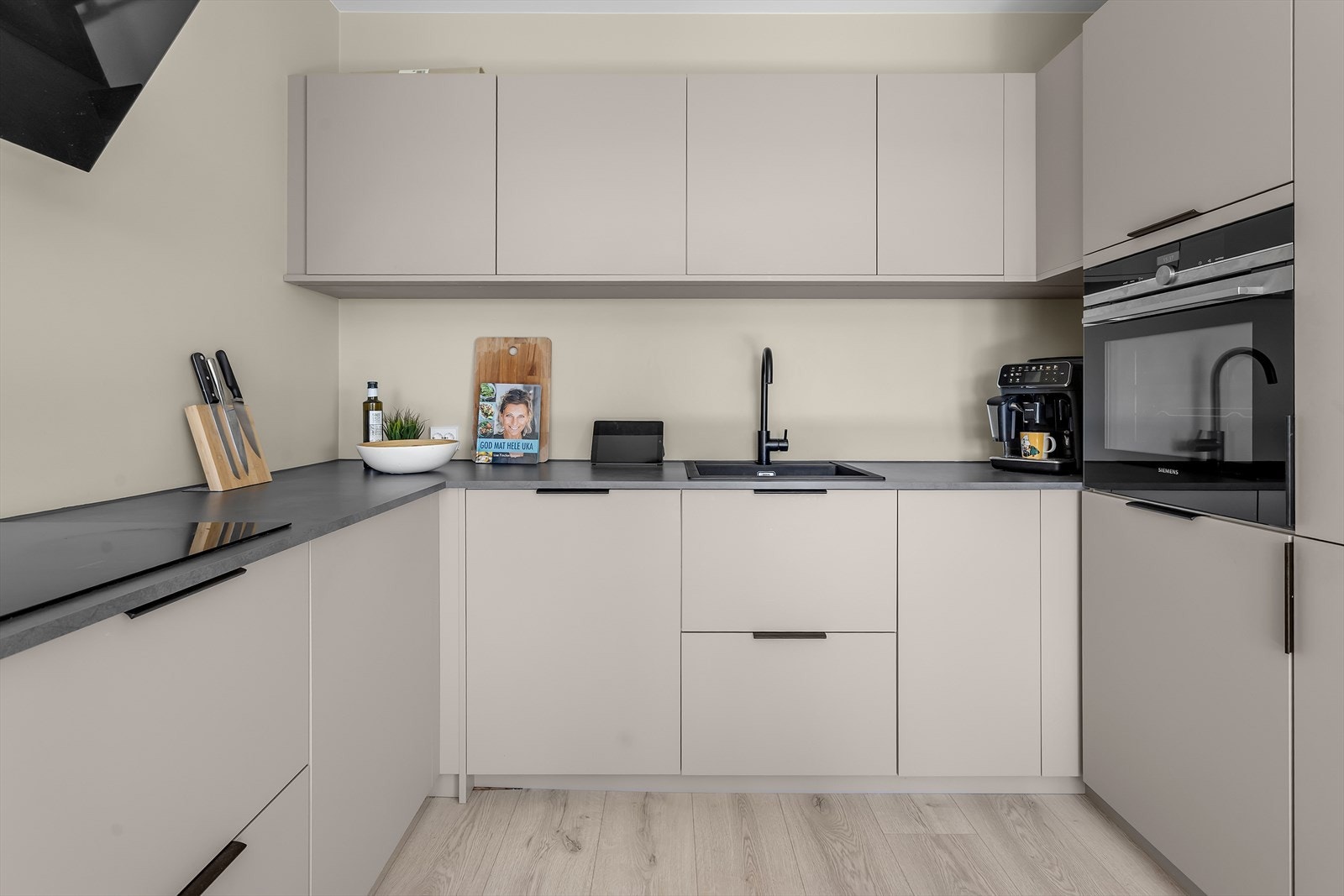 Kjøkkenet byr på rikelig med skap- og benkeplass, og de slette flatene gir et rent og elegant uttrykk. Galleribilde