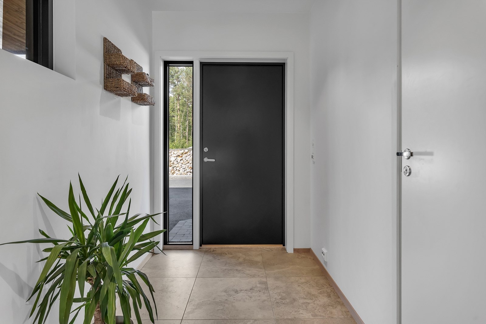 Gulvet er belagt med stilfulle 60x60 fliser med varmekabler for ekstra komfort, og rommet har innfelte spotter i taket som gir en moderne og eksklusiv atmosfære. Galleribilde