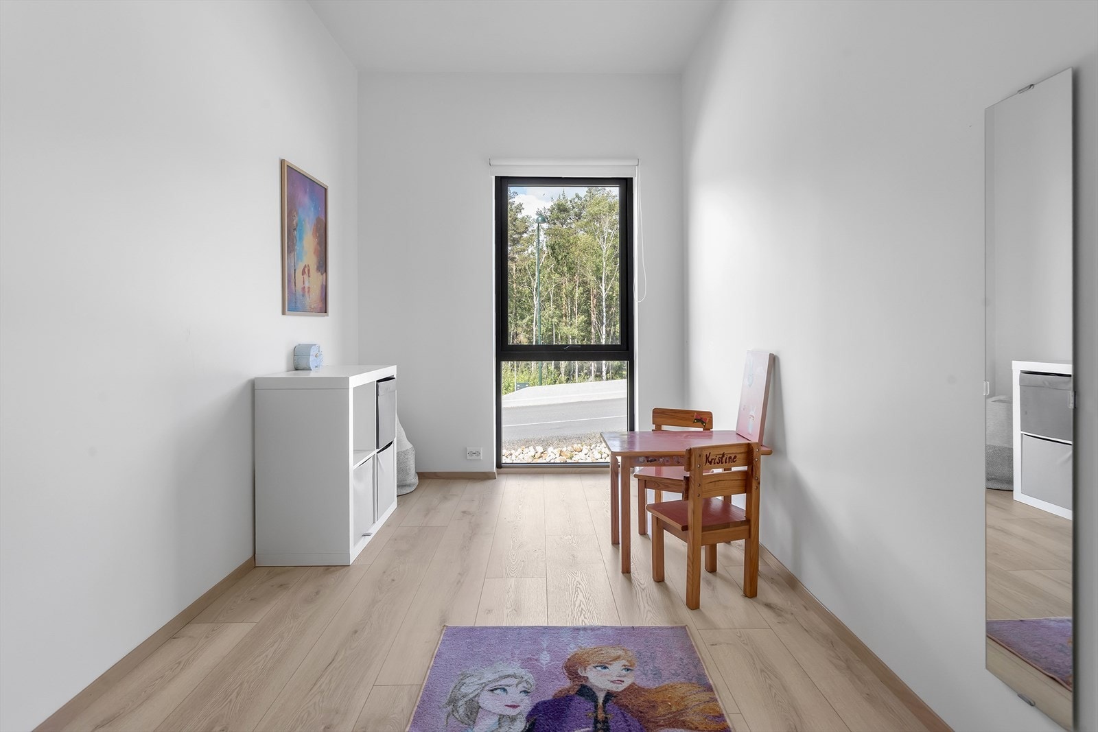 Disse soverommene utgjør ideelle rom for både barn, gjester eller som hjemmekontor, og gir familien fleksibilitet og komfort i hverdagen. Galleribilde