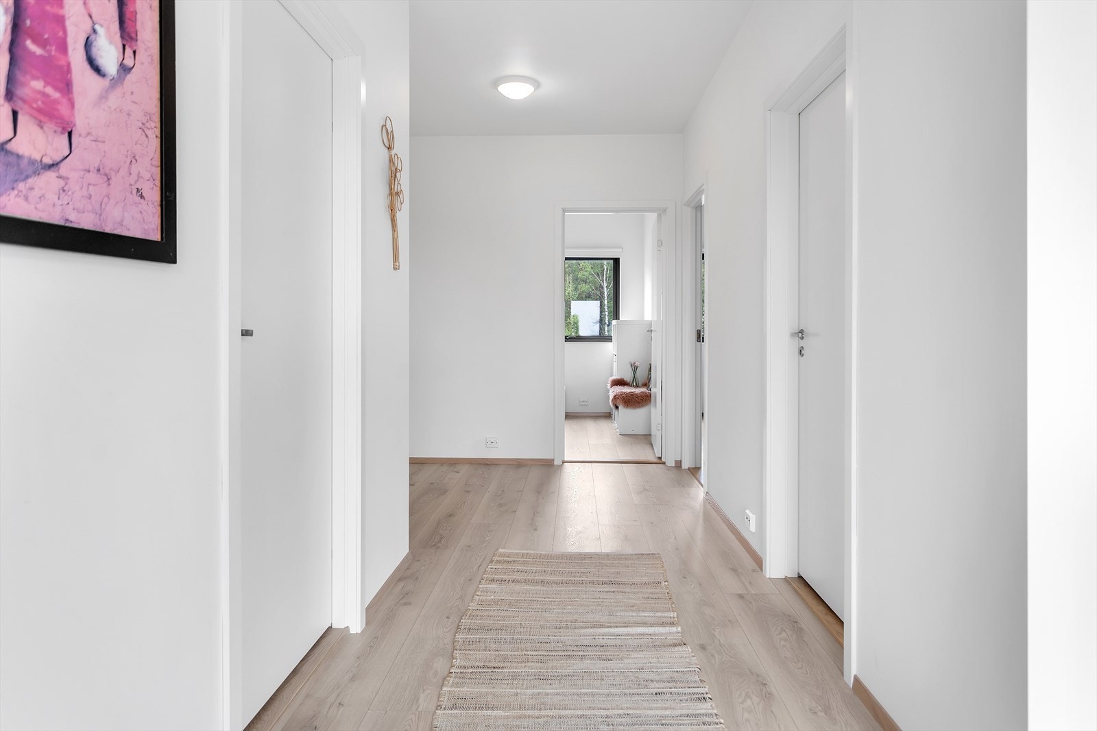 Andre etasje rommer tre soverom, bad og garderobe, samlet i en egen, privat del av boligen. Galleribilde