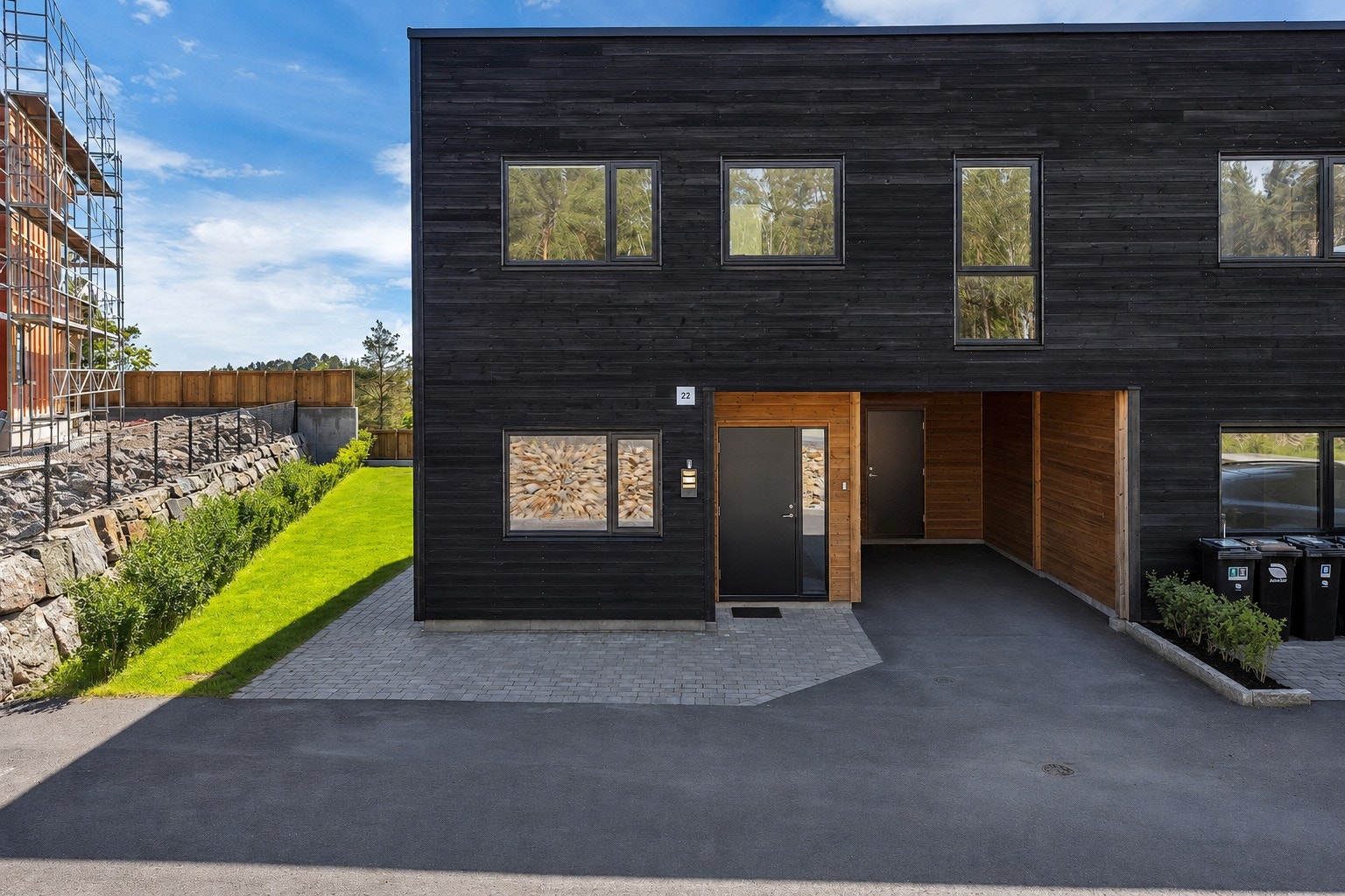 På egen tomt finner du en carport med elbillader og direkte inngang til boligen, noe som er svært praktisk i hverdagen. Galleribilde