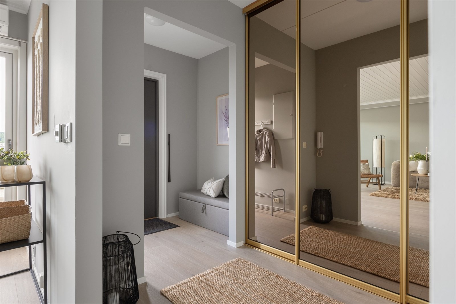 Velkommen inn. Gode muligheter for kommode etc. i entré samt et praktisk garderobeskap i tilknytning til gangen. Galleribilde
