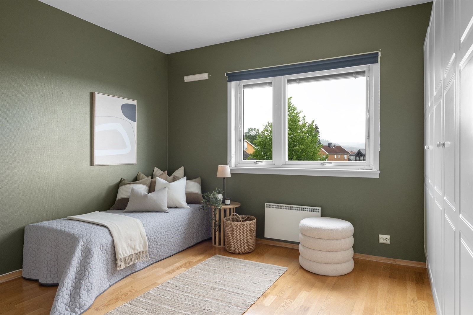 Rommet har gode oppbevaringsmuligheter i garderobe. Galleribilde