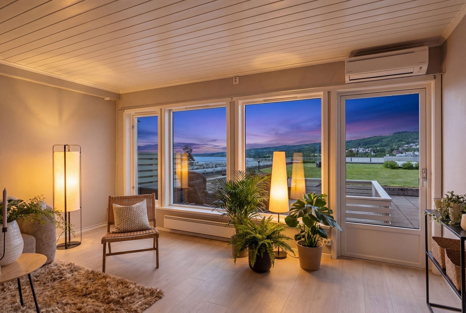 Meget hyggelig utsikt fra leiligheten mot Mjøsa og sameiets fellesarealer. (AI redigert) Galleribilde
