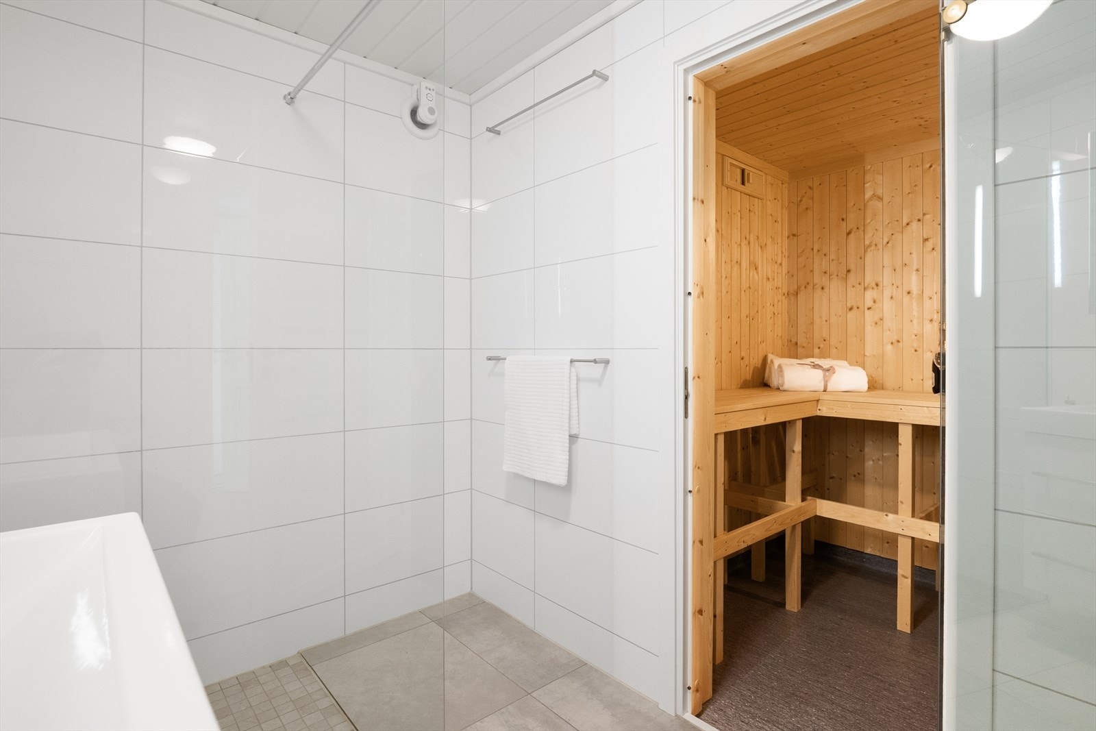 Fra badet er det direkte adkomst til badstuen. Galleribilde