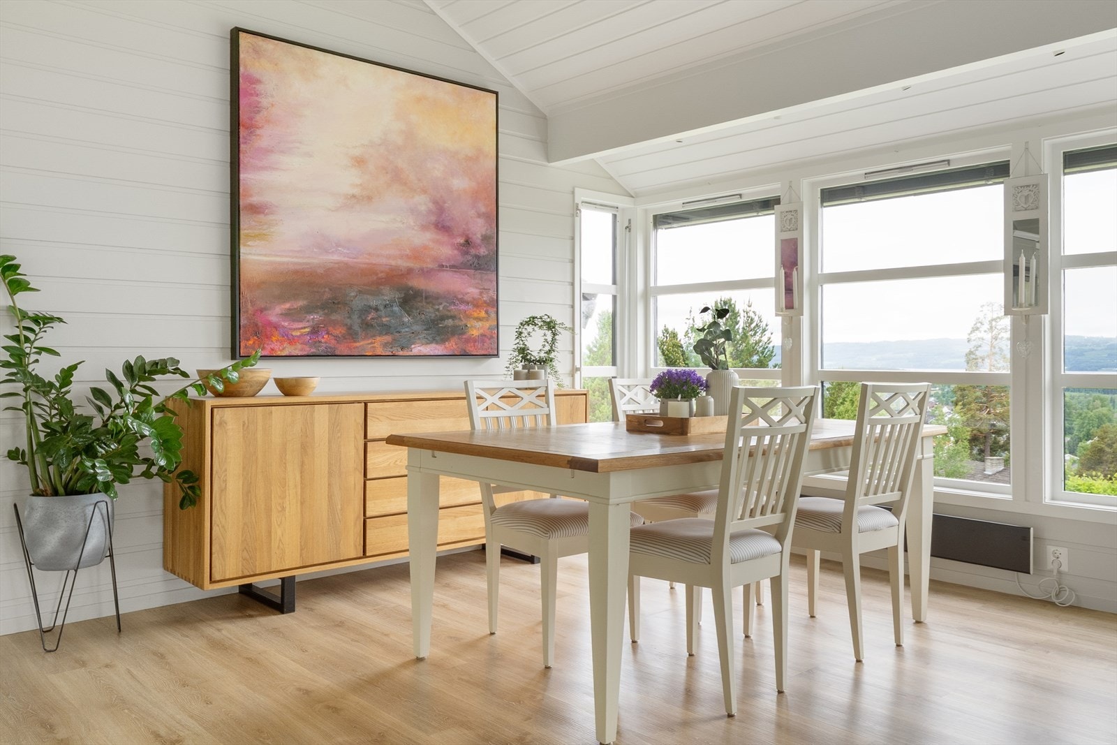 Det er god plass til en stor spisegruppe hvor hele familien kan samles. Galleribilde