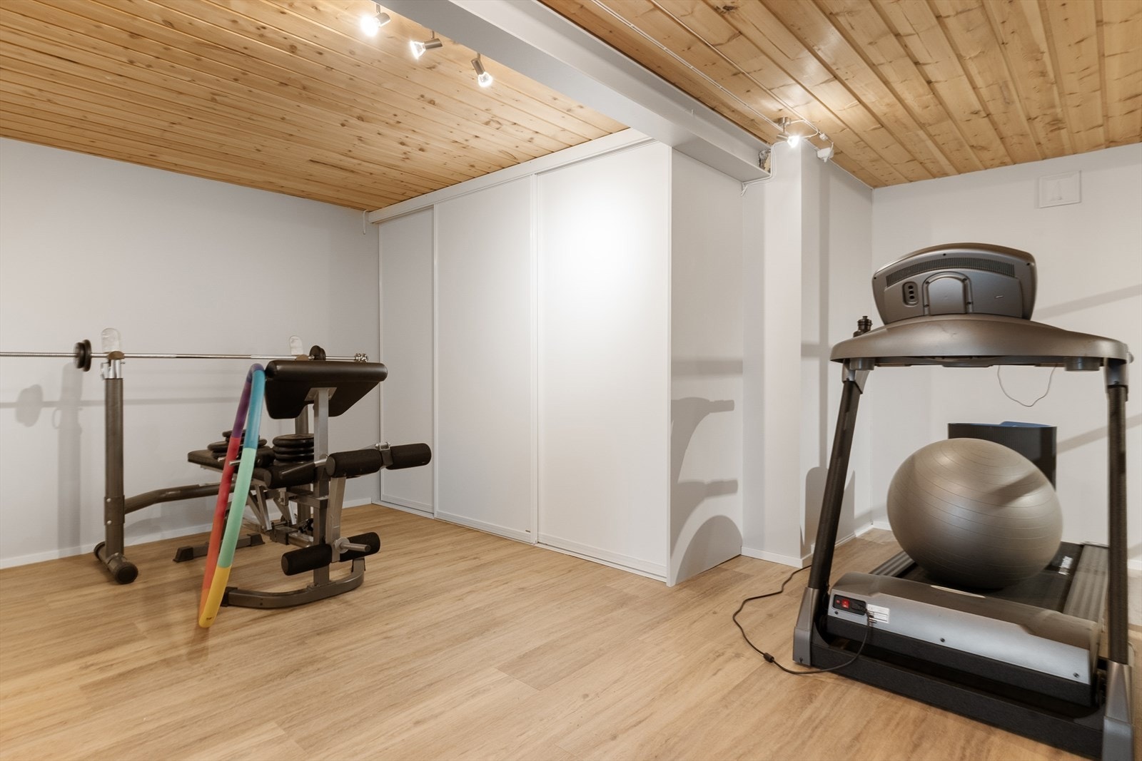 I underetasjen er det et eget trimrom og gode oppbevaringsmuligheter i garderobeskap. Galleribilde