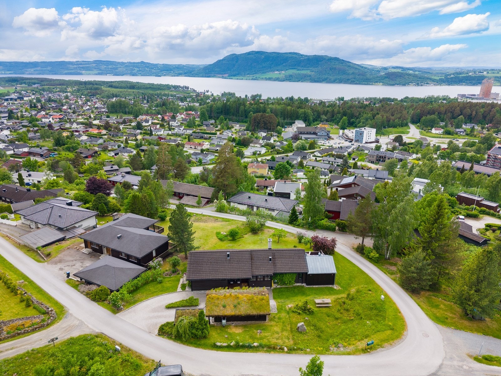 Boligen ligger høyt og fritt med utsikt over Brumunddal og Mjøsa. Galleribilde