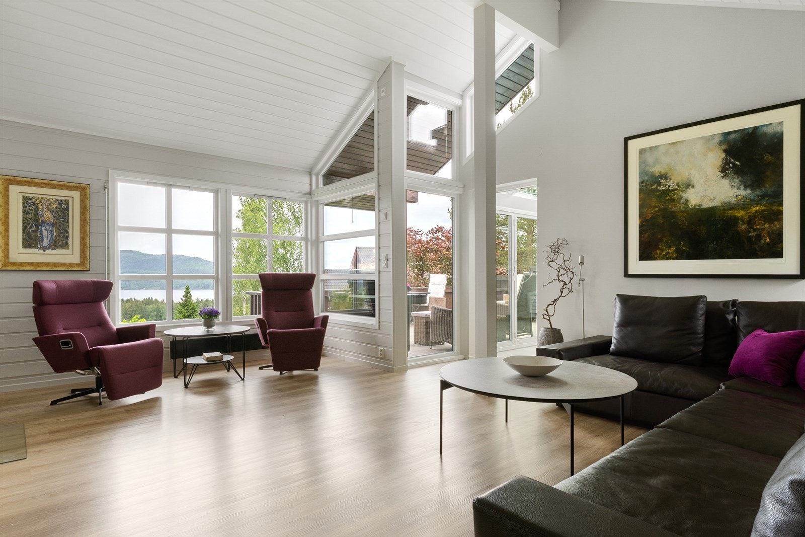 Stuens størrelse og utforming gjør den enkel å innrede. Galleribilde