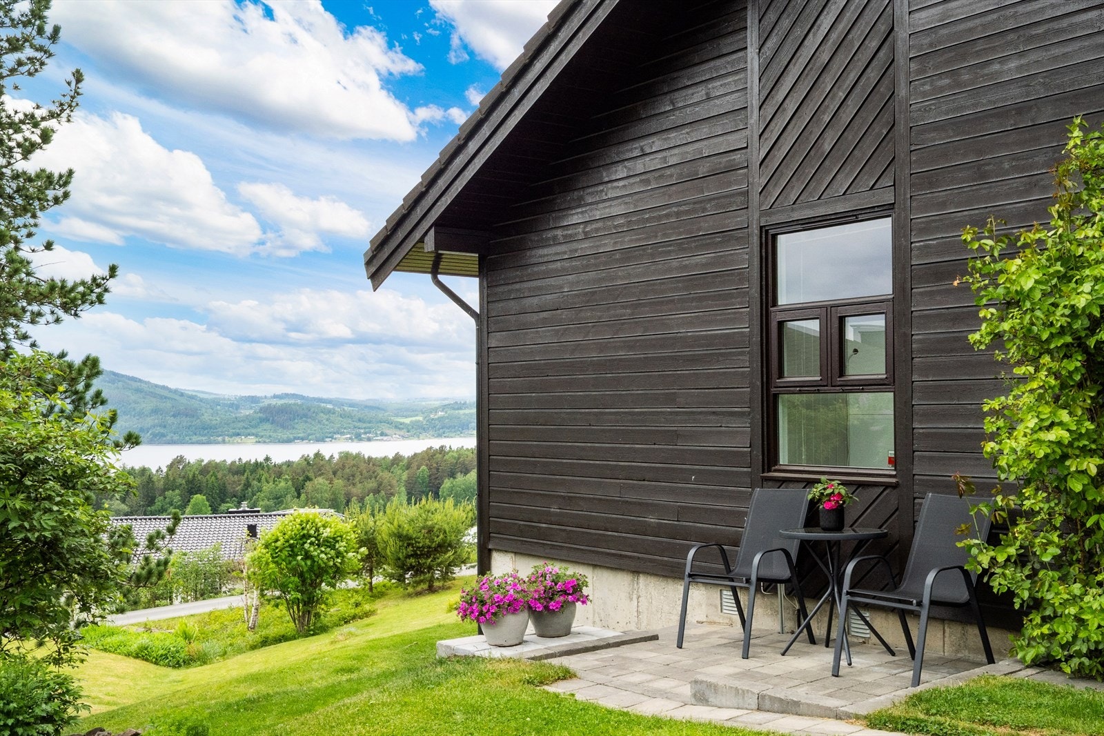 En av flere hyggelige uteplasser på eiendommen. Galleribilde