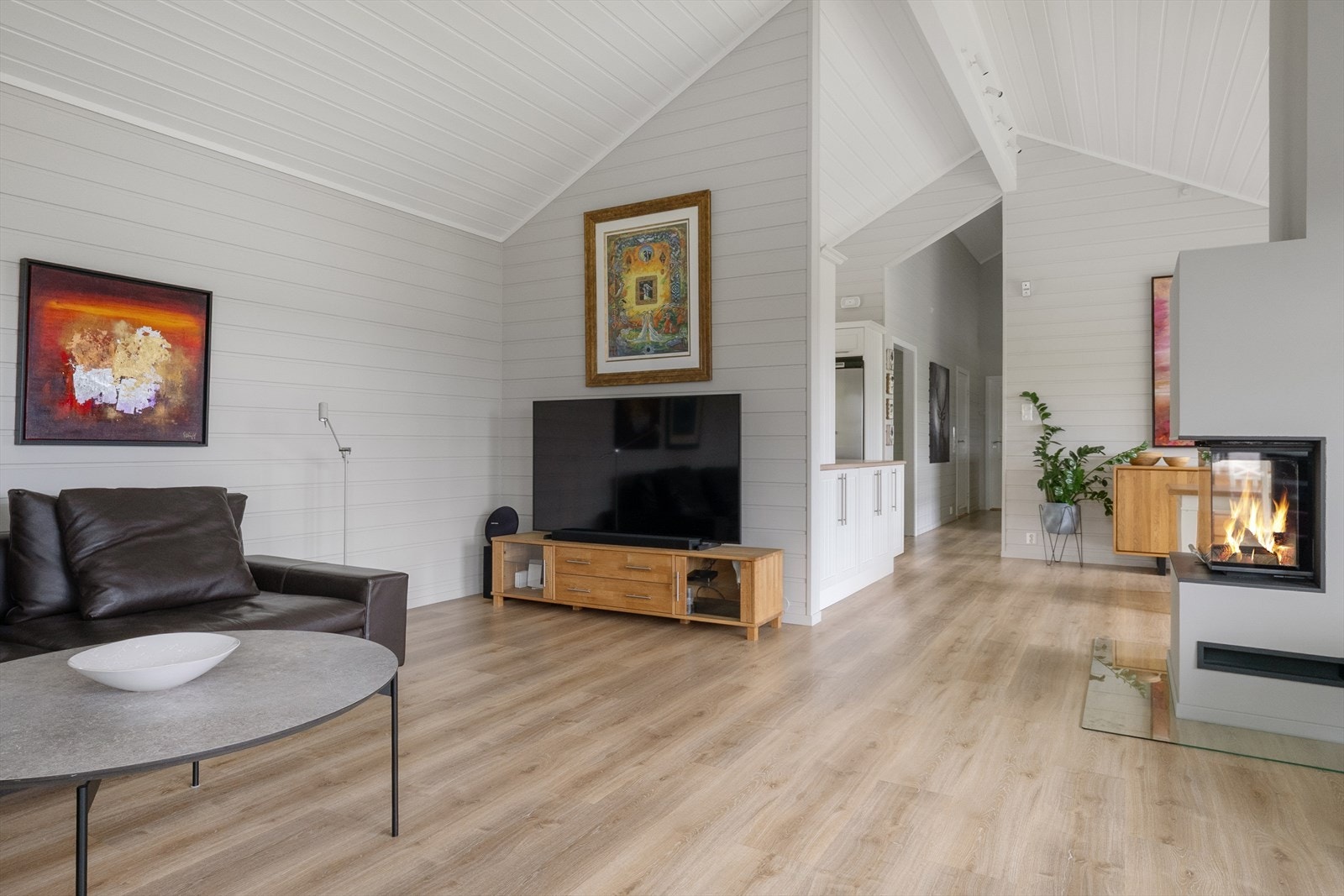 Romslig stue med god plass til sittegruppe og mediamøblement. Galleribilde