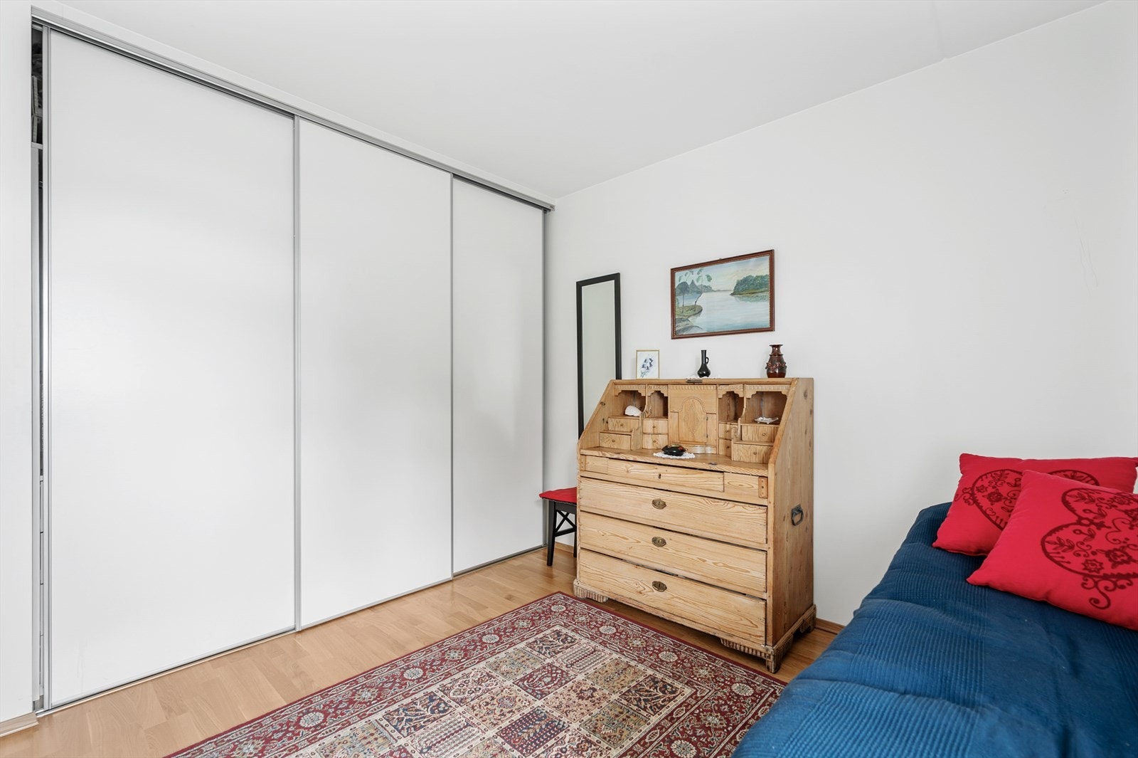 Hovedsoverom med stor skyvedørsgarderobe. Galleribilde