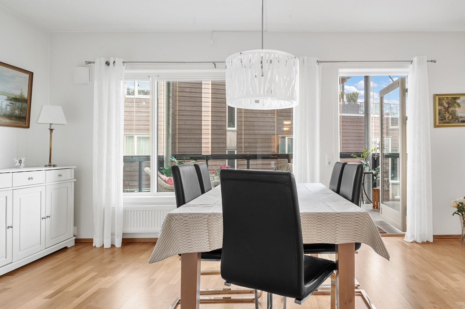 Store vindusflater og mye lys. Galleribilde