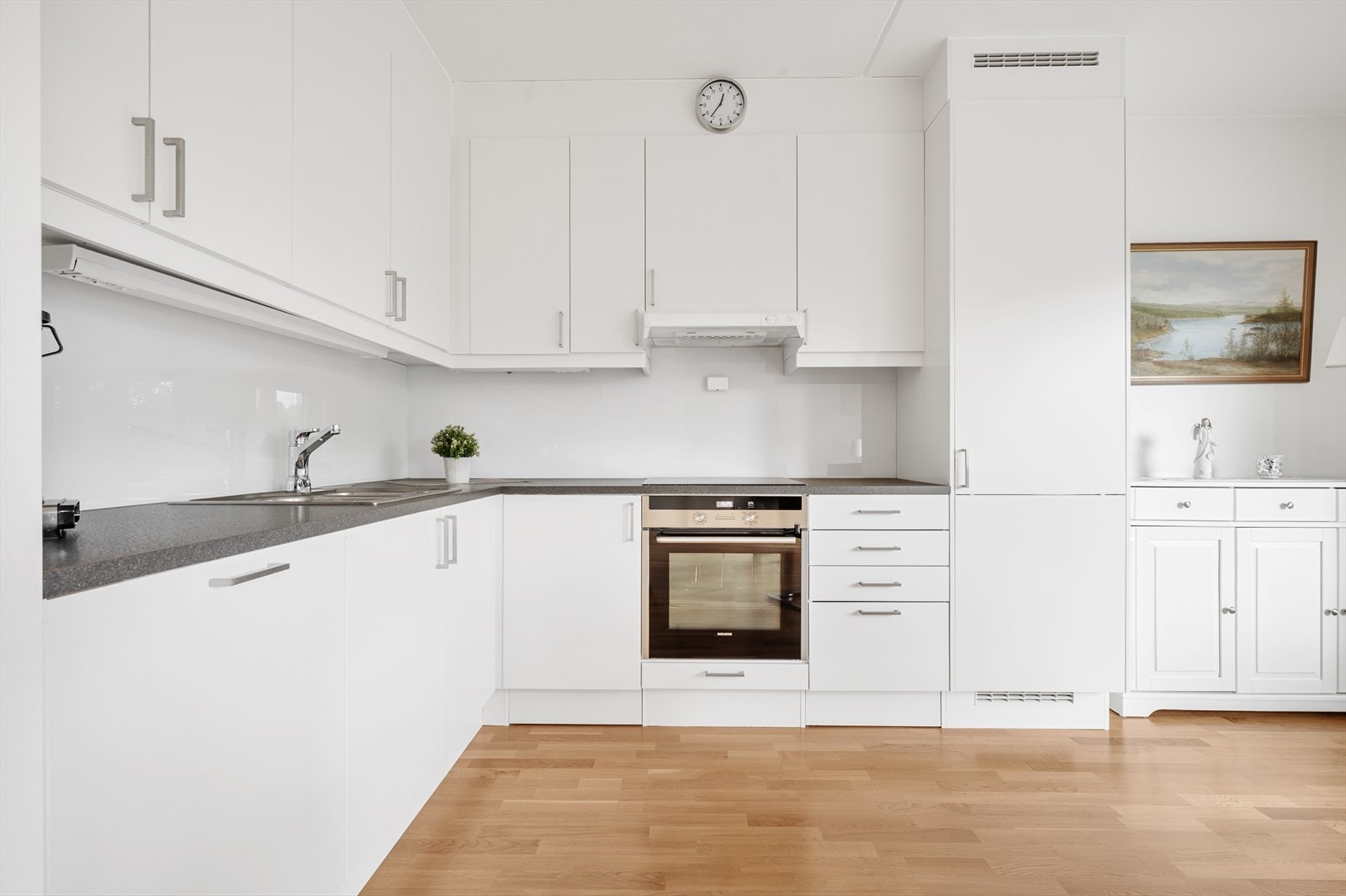 Kjøkkenet har innredning med glatte fronter. Galleribilde