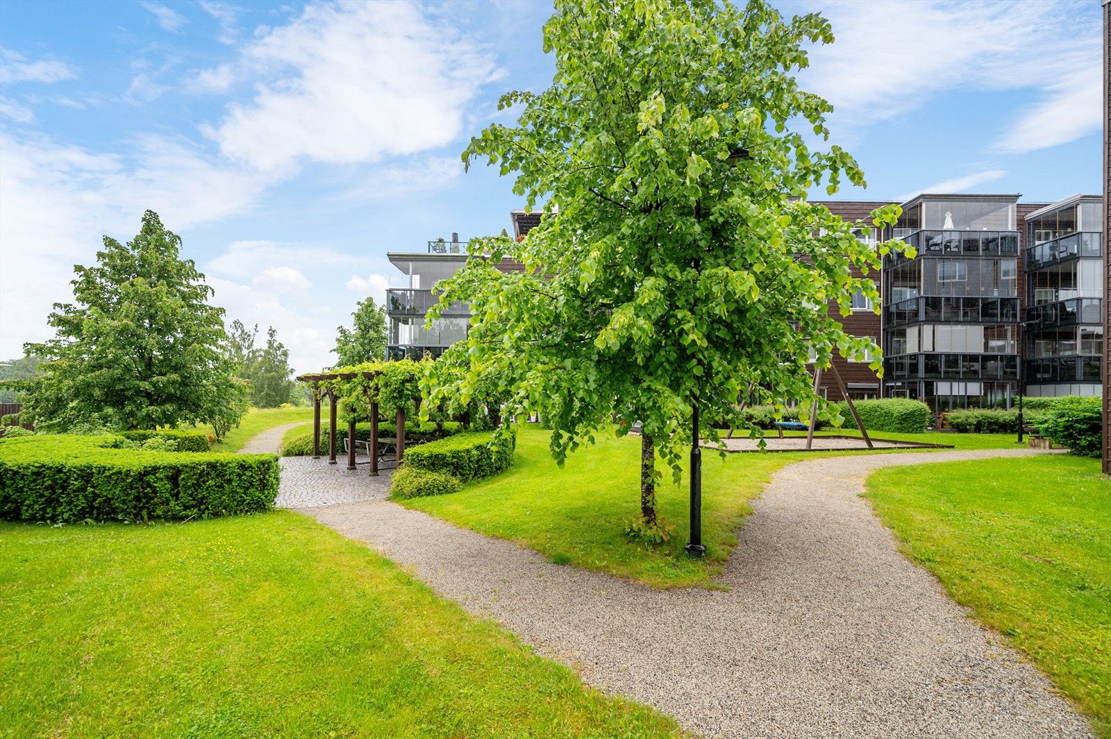 Sameiet har pent opparbeidet fellesarealer med velstelt beplantning og møteplasser. Galleribilde