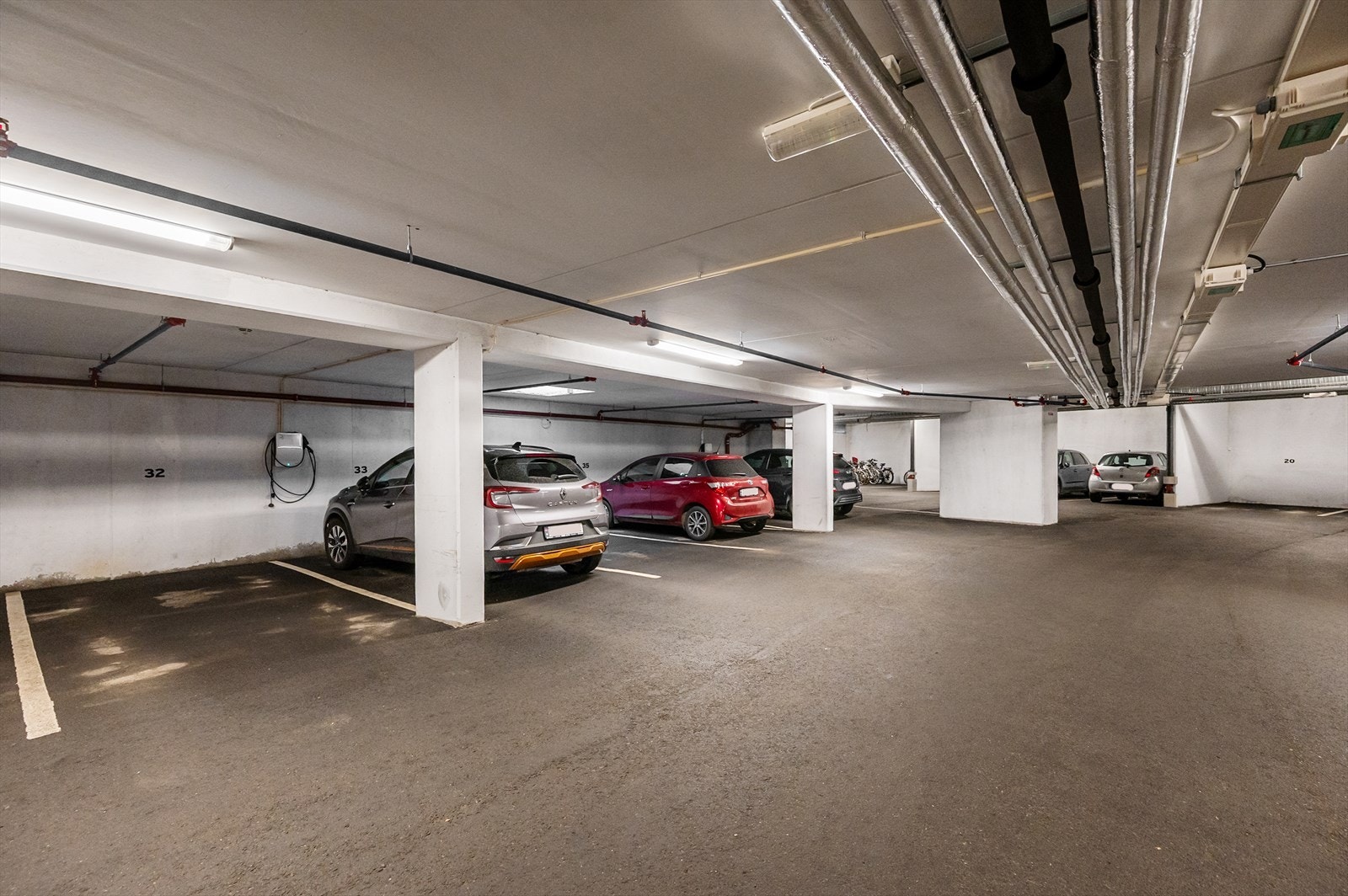 Det medfølger egen garasjeplass i lukket anlegg som ligger under leilighetene. Adkomst via trapper eller heis. Det kan bestilles elbil-lader. Galleribilde