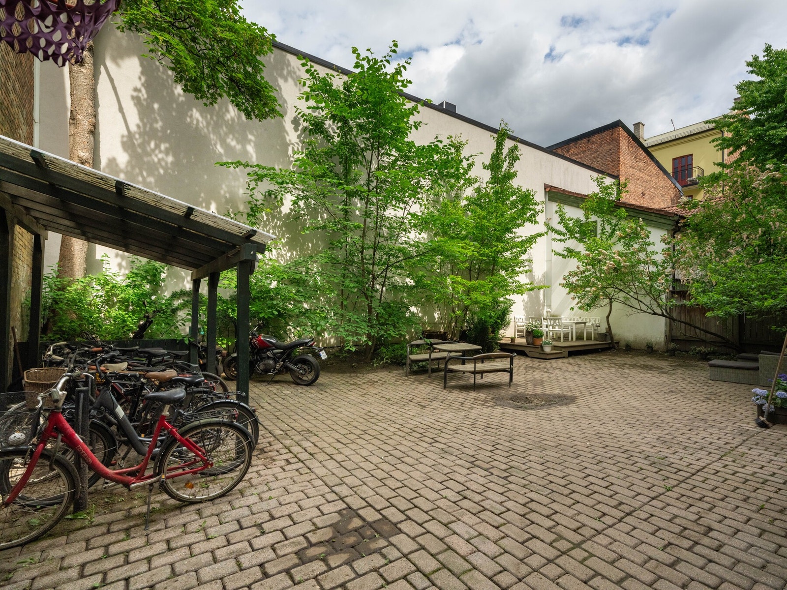 Sameiet har pent opparbeidede og skjermede fellesarealer. De er innredet med ulike sitteplasser og beplatning. Galleribilde