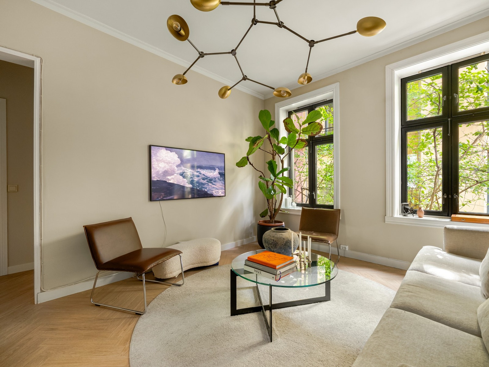 Stuen er romslig og gir rikelig med plass til sofagruppe, salongbord og TV-benk. Galleribilde
