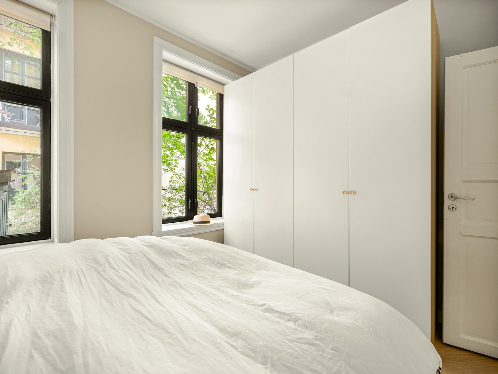 Her er det naturligvis god plass til større dobbeltseng, nattbord på hver side og garderobe. Galleribilde