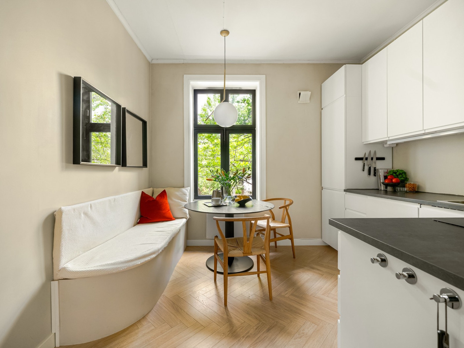 Også denne siden vender mot indre gårdsrom, og her er det rikelig med plass til en koselig spisegruppe ved vinduet. Galleribilde