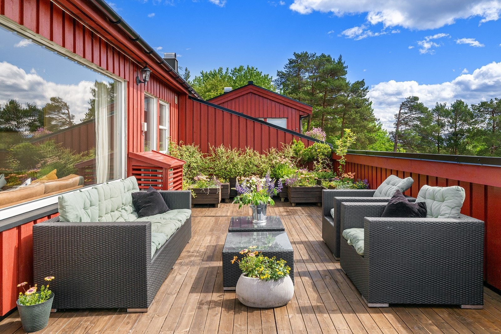 Stor og solrik veranda Galleribilde