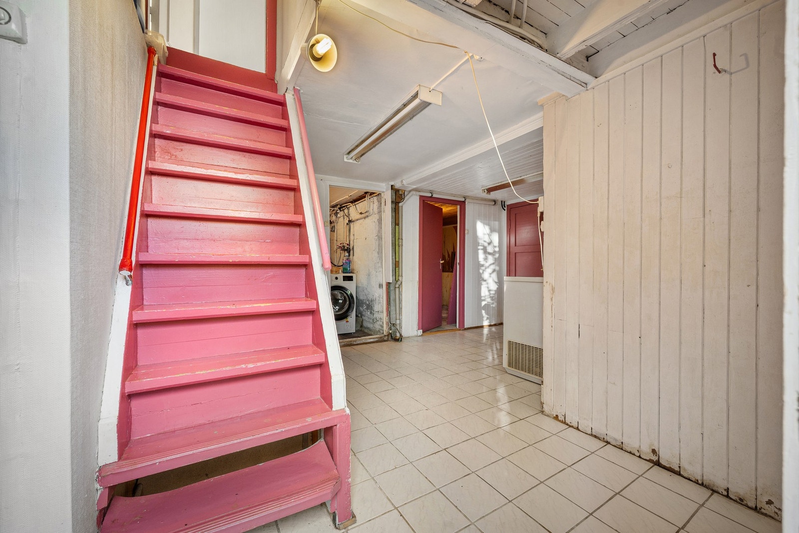 Trapp ned til kjeller fra den ene stuen Galleribilde