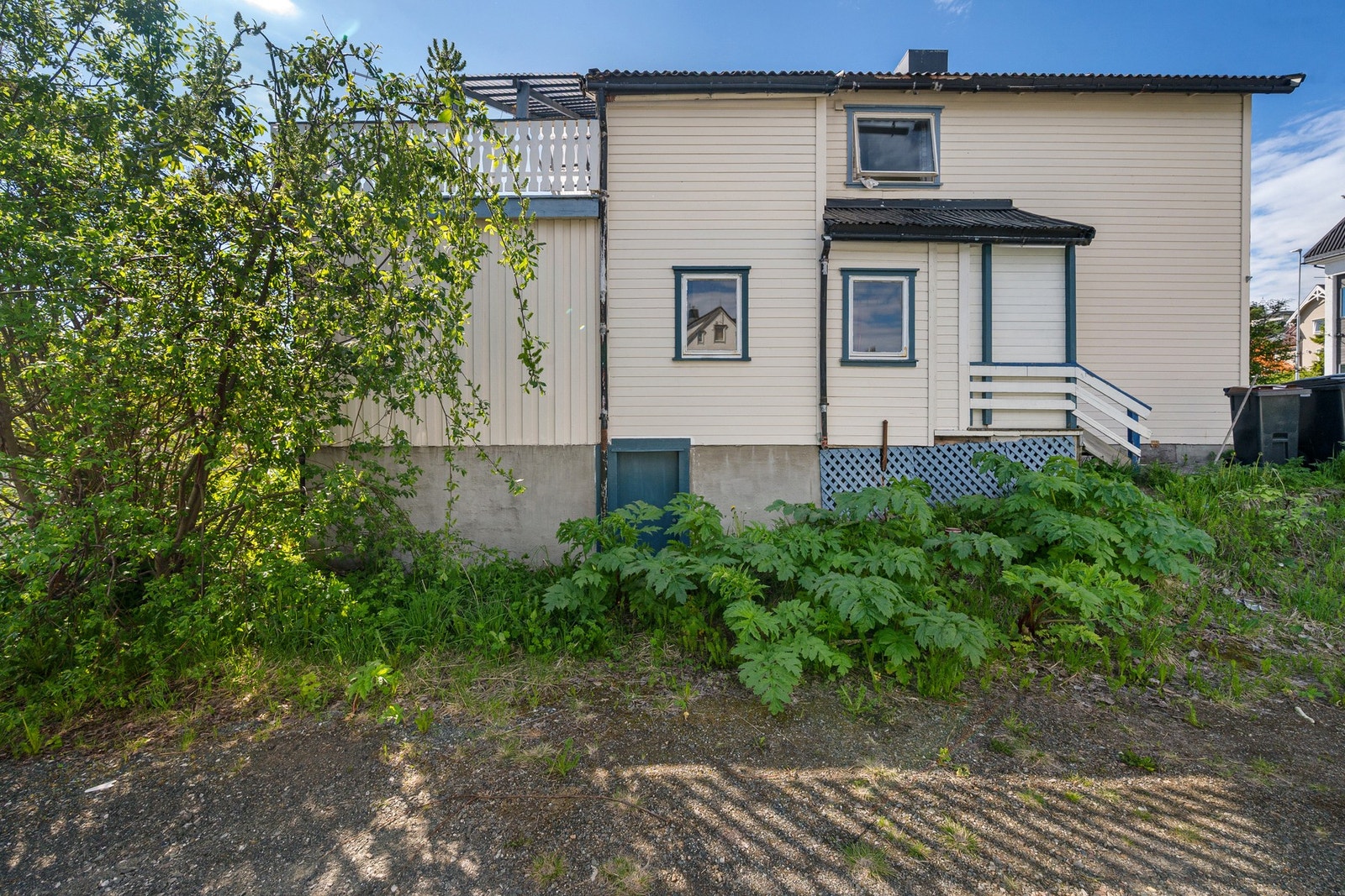 Gårdsplass og inngangsparti Galleribilde