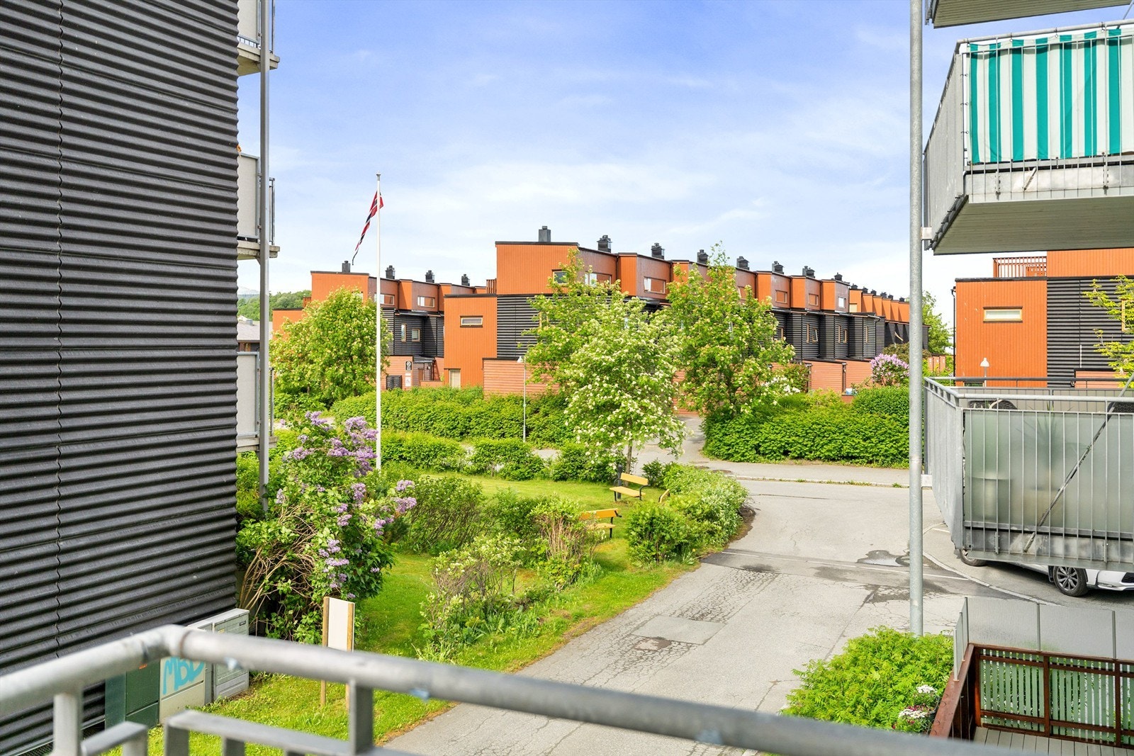 Fra boligen er det gangavstand til både Ladetorget og City Lade, hvor du finner dagligvarebutikker, spisesteder, treningssentre og øvrige servicetilbud. Galleribilde
