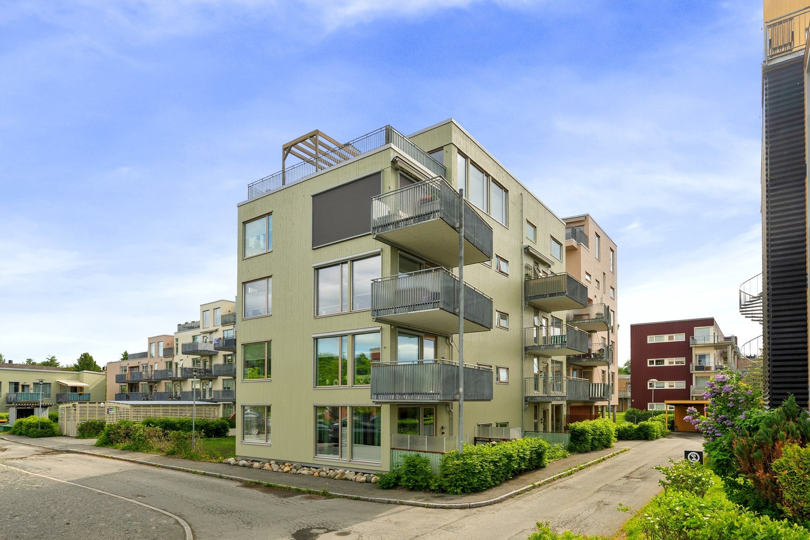 Eiendommen ligger tilbaketrukket i et stille og lite trafikkert område, samtidig som du har kort vei til et bredt utvalg av butikker, servicetilbud og kollektivtransport. I området finner du også populære badeplasser som Korsvika, Djupvika og Ringvebukta. Galleribilde