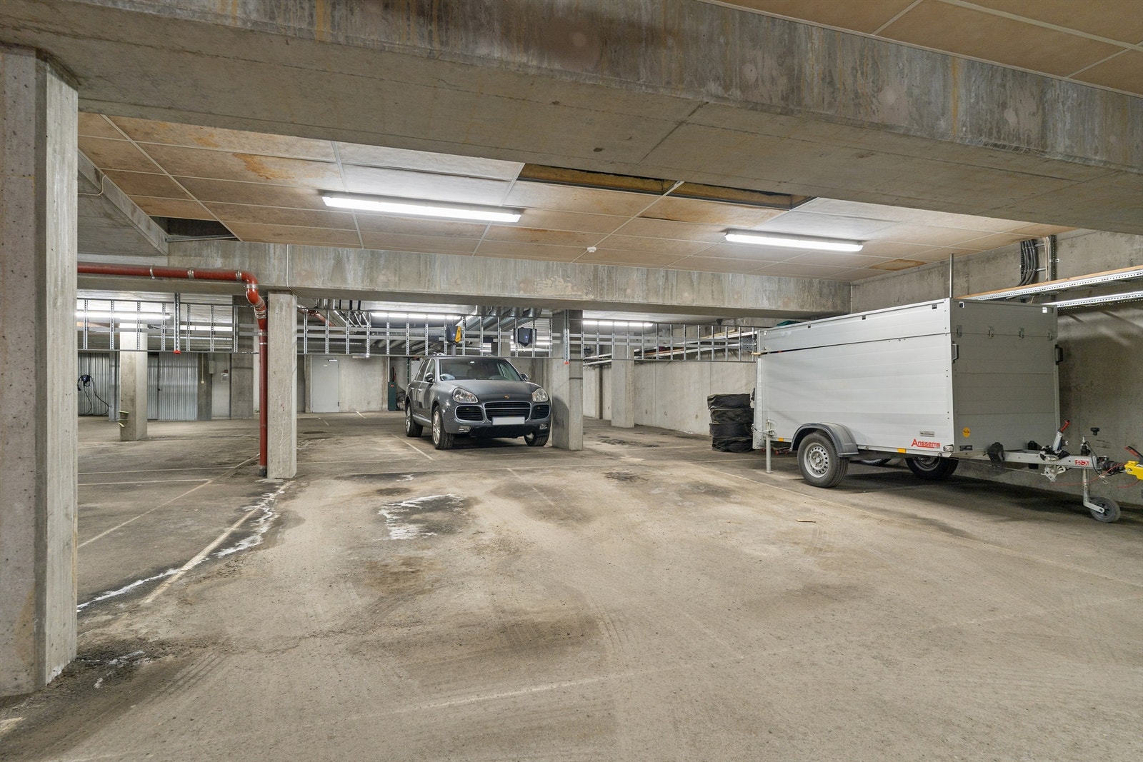 Med leiligheten følger parkeringsplass med elbillader i felles parkeringskjeller. I tillegg disponerer leiligheten en praktisk utvendig bod på 5 kvm med gode lagringsmuligheter. Galleribilde