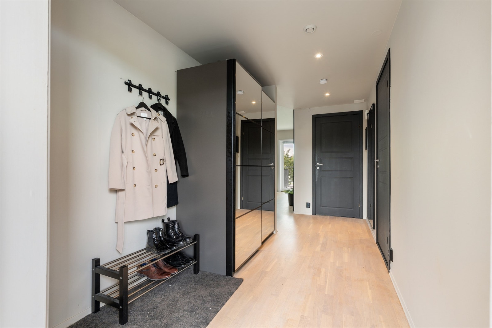 Velkommen inn! Romslig entrè med god plass til oppbevaring av yttertøy og sko! I forbindelse med entréen er det oppført en praktisk skyvedørsgarderobe. Galleribilde