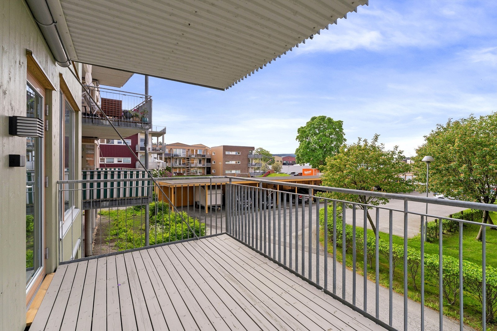 Terrassen vil på sommerstid oppleves som en fin forlengelse av stuen. Selger opplyser om solgang fra ca. kl. 08:00-15:30 og fra ca. 18:00-20:00 på sommerstid. Galleribilde