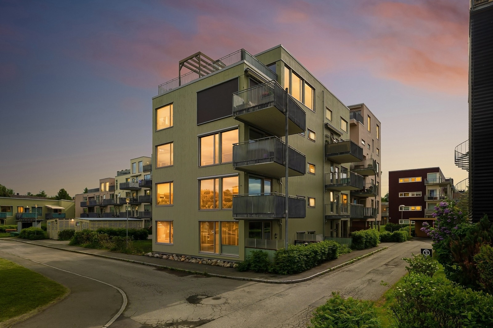 Leiligheten har en attraktiv beliggenhet på Lade - et av Trondheims mest etterspurte boligområder. Området er kjent for sin nærhet til sjøen, flotte grøntområder og tidlige vår. Galleribilde