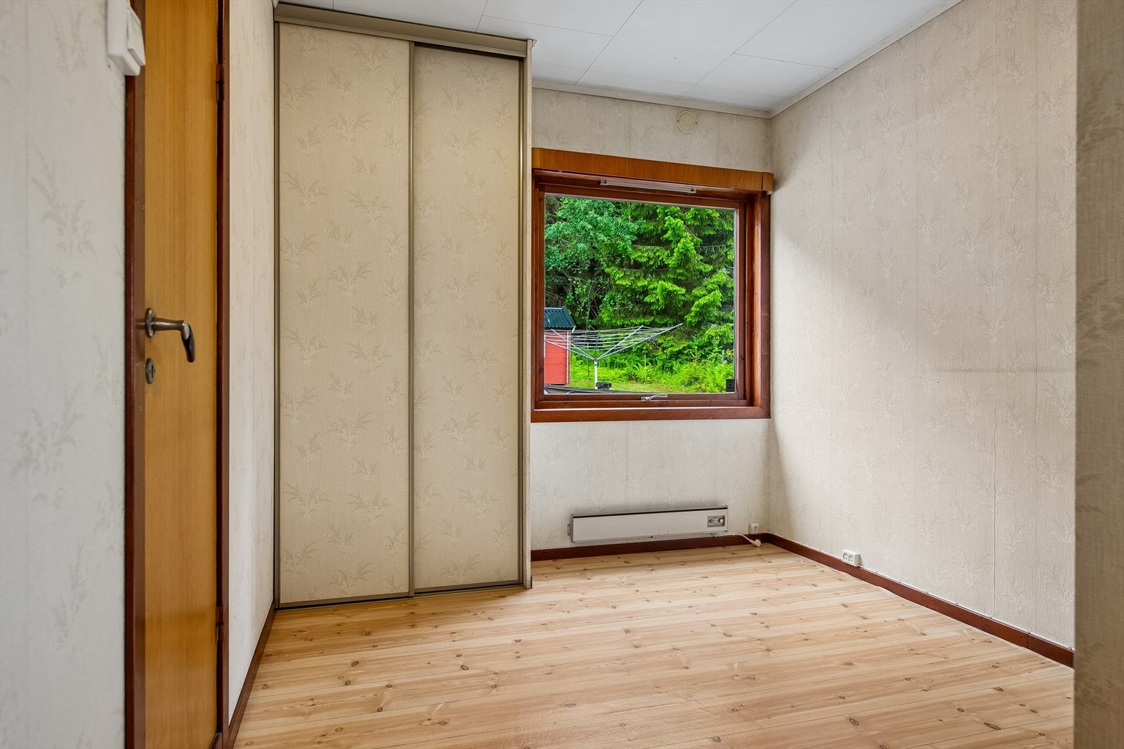 Et av boligens soverom, utstyrt med garderobeskap. Galleribilde