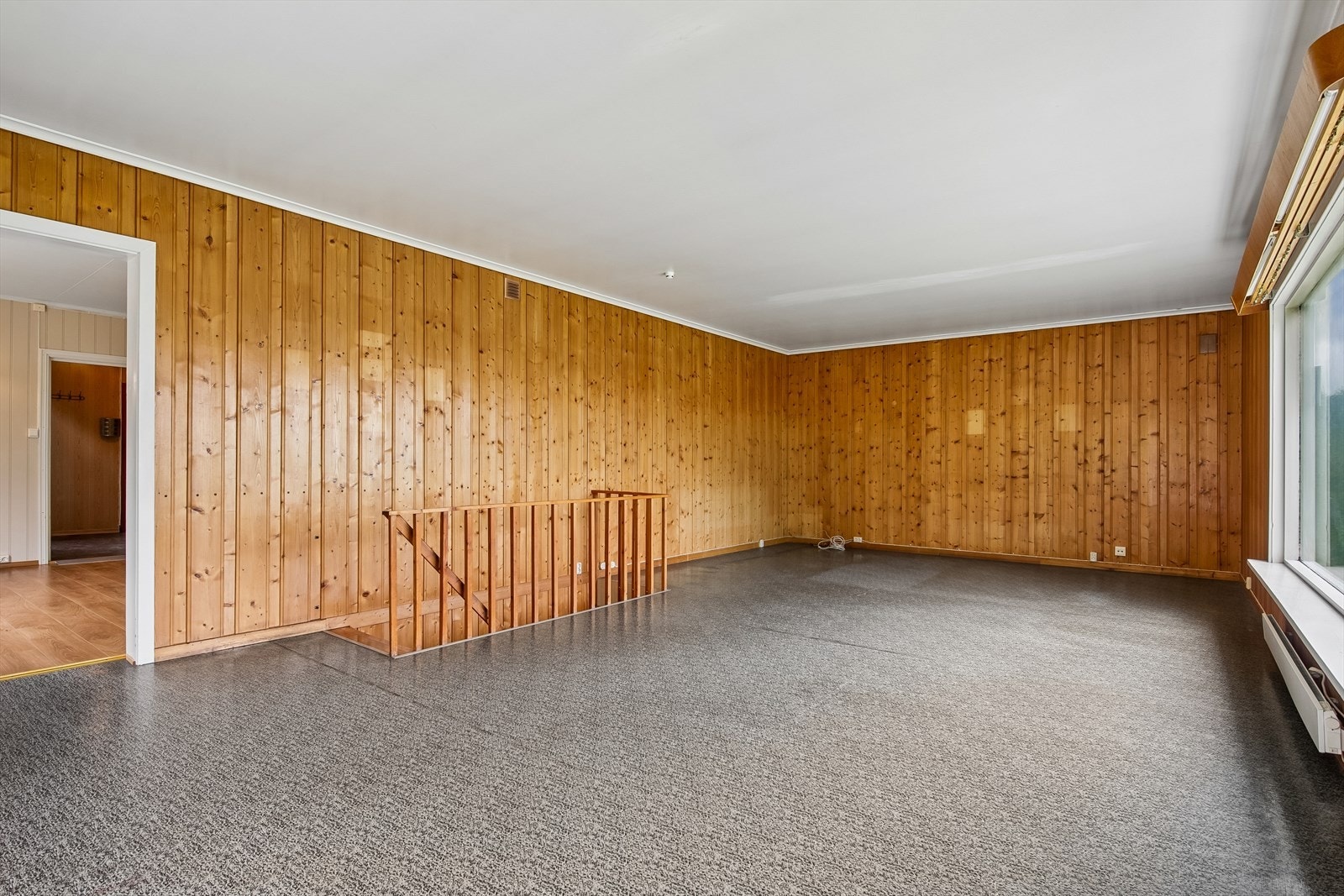 Stuen er romslig og gir god plass til flere møbelgrupper. Galleribilde