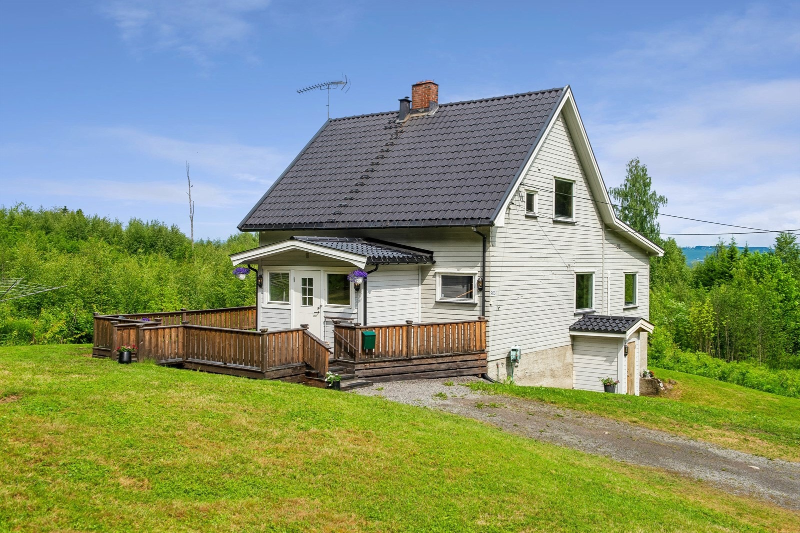 Enebolig fra 1947, tilbygd i 1966-67, med en innholdsrik planløsning over tre etasjer. Tomten er skrånende og opparbeidet med plen. Galleribilde