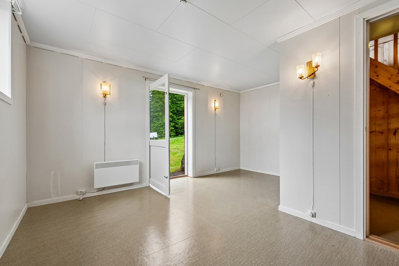 Det andre innredede rommet i kjelleren har egen utgang til hagen. Galleribilde