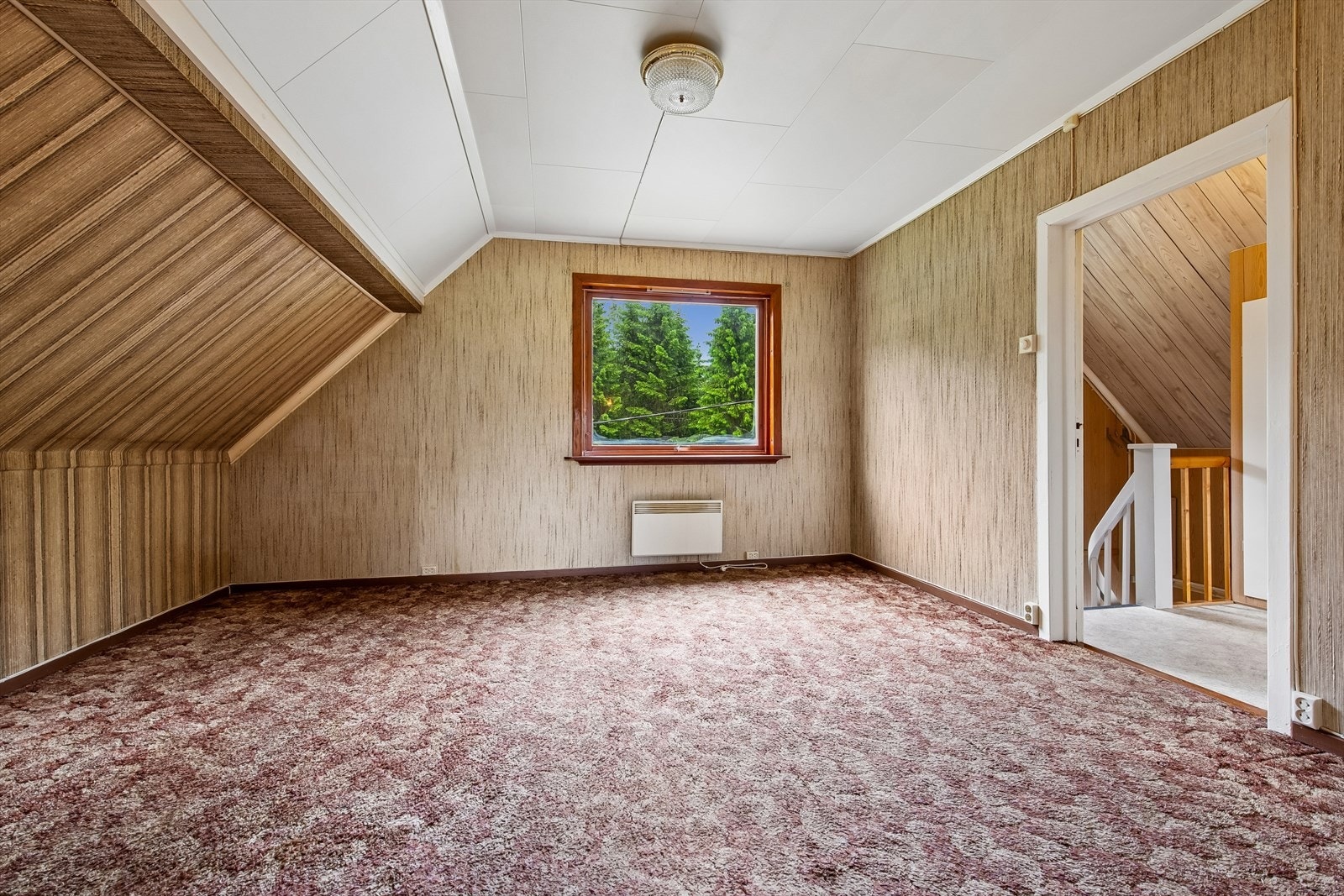 Ett av to soverom i andre etasje, med plass til seng og møblering under skråtaket. Galleribilde