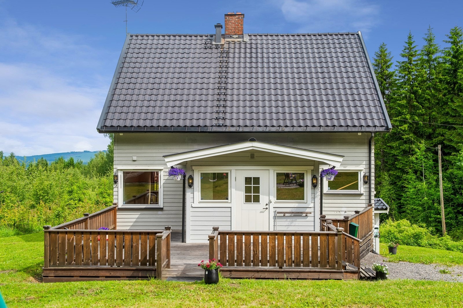 Boligens fasade har liggende trekledning og taket er tekket med metallplater. Galleribilde