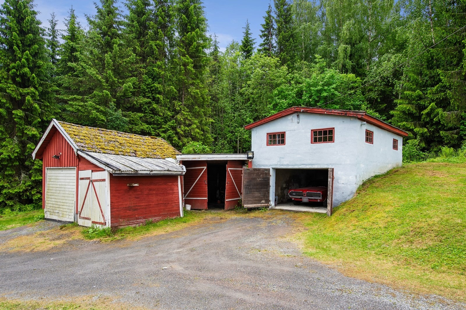På eiendommen står tre garasjebygg fra 1947, 1961 og 1976, som gir rikelig med plass for parkering og lagring. Galleribilde
