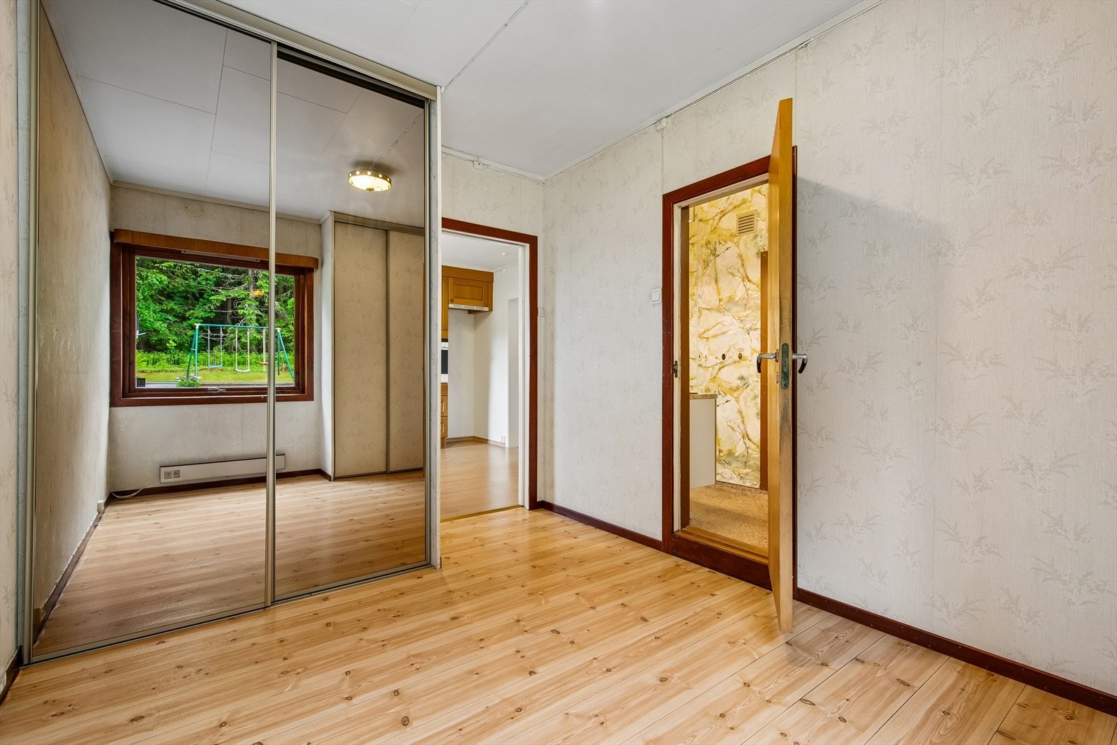 Soverom med god plass til dobbeltseng og en romslig skyvedørsgarderobe med speilfronter. Galleribilde