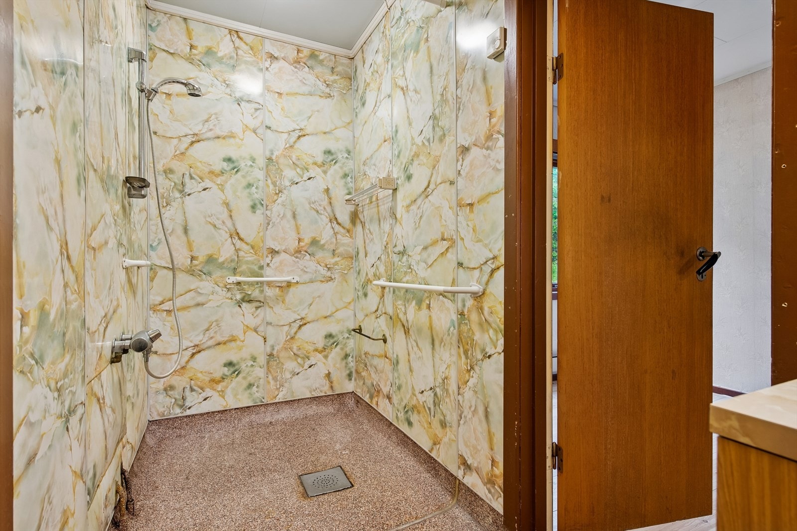 Badet i første etasje er utstyrt med dusj, servant og har baderomsplater på veggene. Galleribilde