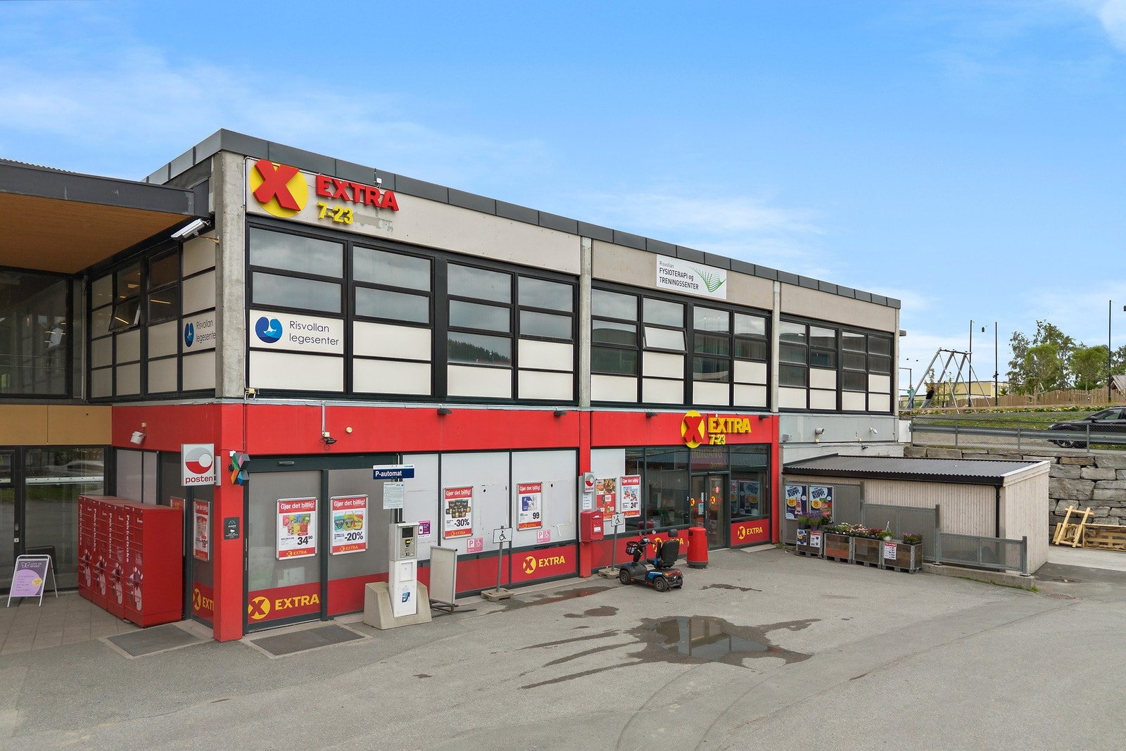 Risvollan-senteret har et svært godt servicetilbud med dagligvarebutikk, legekontor, tannlegekontor, restaurant, apotek, bibliotek m.m. Bussholdeplass finner du 150 meter unna. Galleribilde