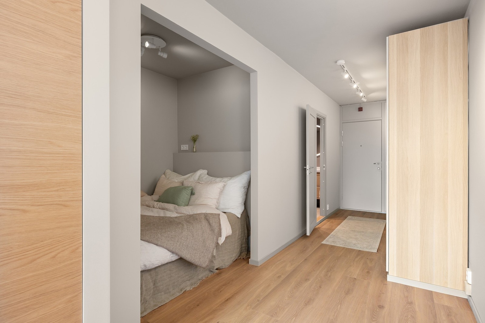 Smart alkoveløsning med innfelt hylle og stikkontakt over hodeenden. Rommet er 170cm bredt og 210cm langt ifølge takstmanns målinger. Galleribilde