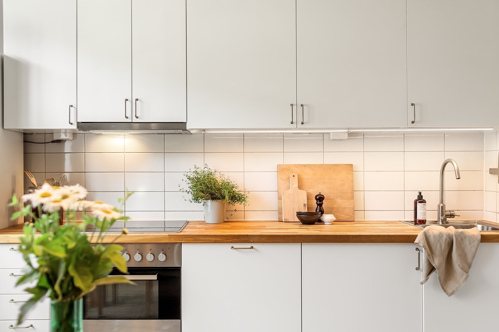 Kjøkkenet er utstyrt med integrert koketopp, stekeovn og oppvaskmaskin. Det er også plass til frittstående kjøle- og fryseskap. Galleribilde