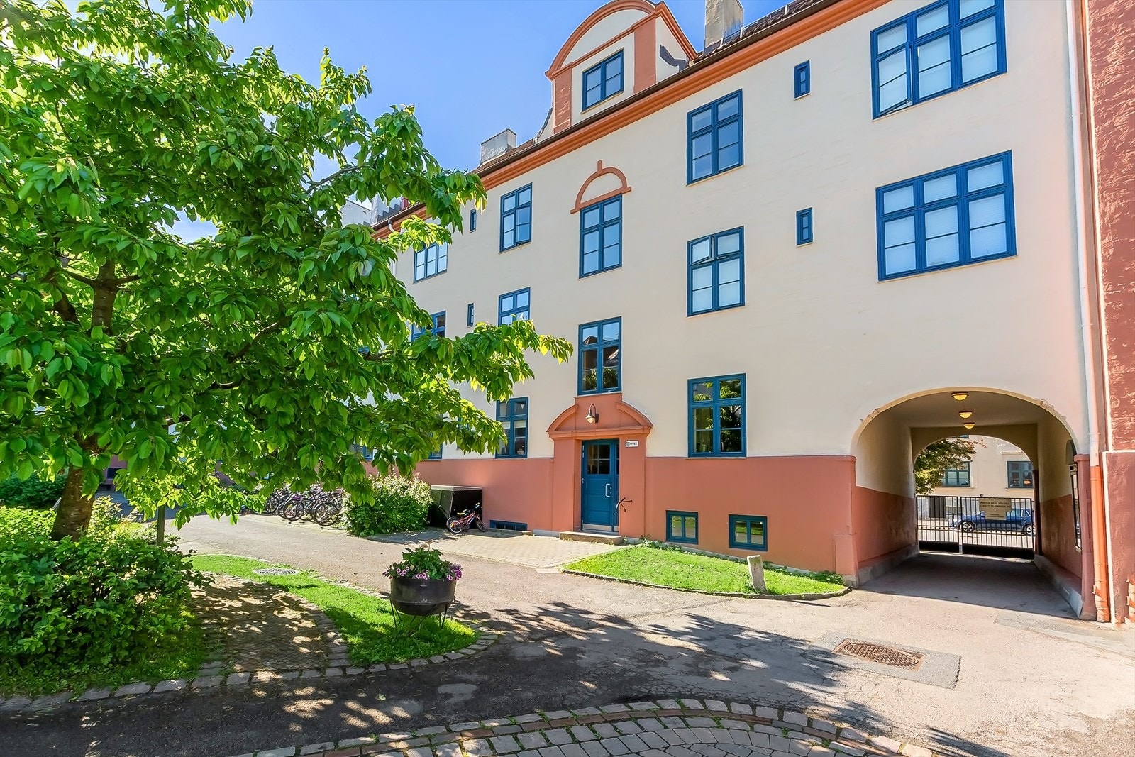 Leiligheten er en del av historiske Torshovbyen, tegnet av Harald Hals og oppført av Oslo Kommune på begynnelsen av 1920-tallet Galleribilde
