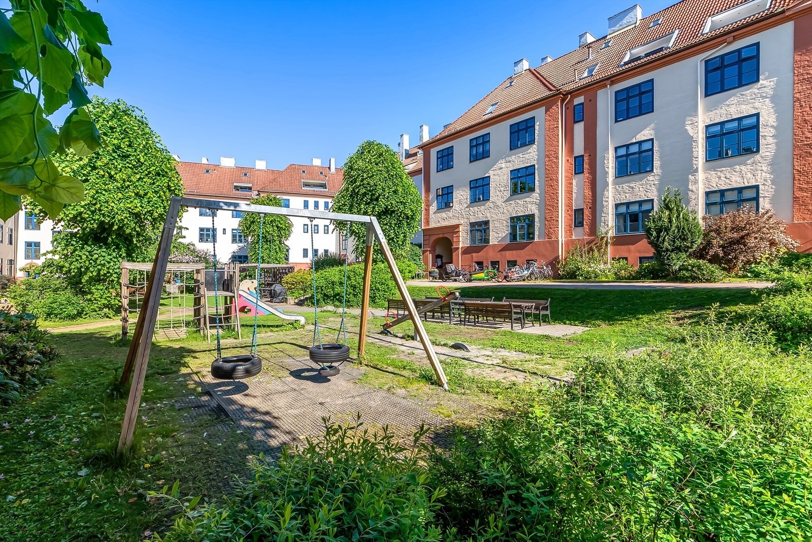 I bakgården er det flere flotte lekeapparater for barn og unge. Galleribilde
