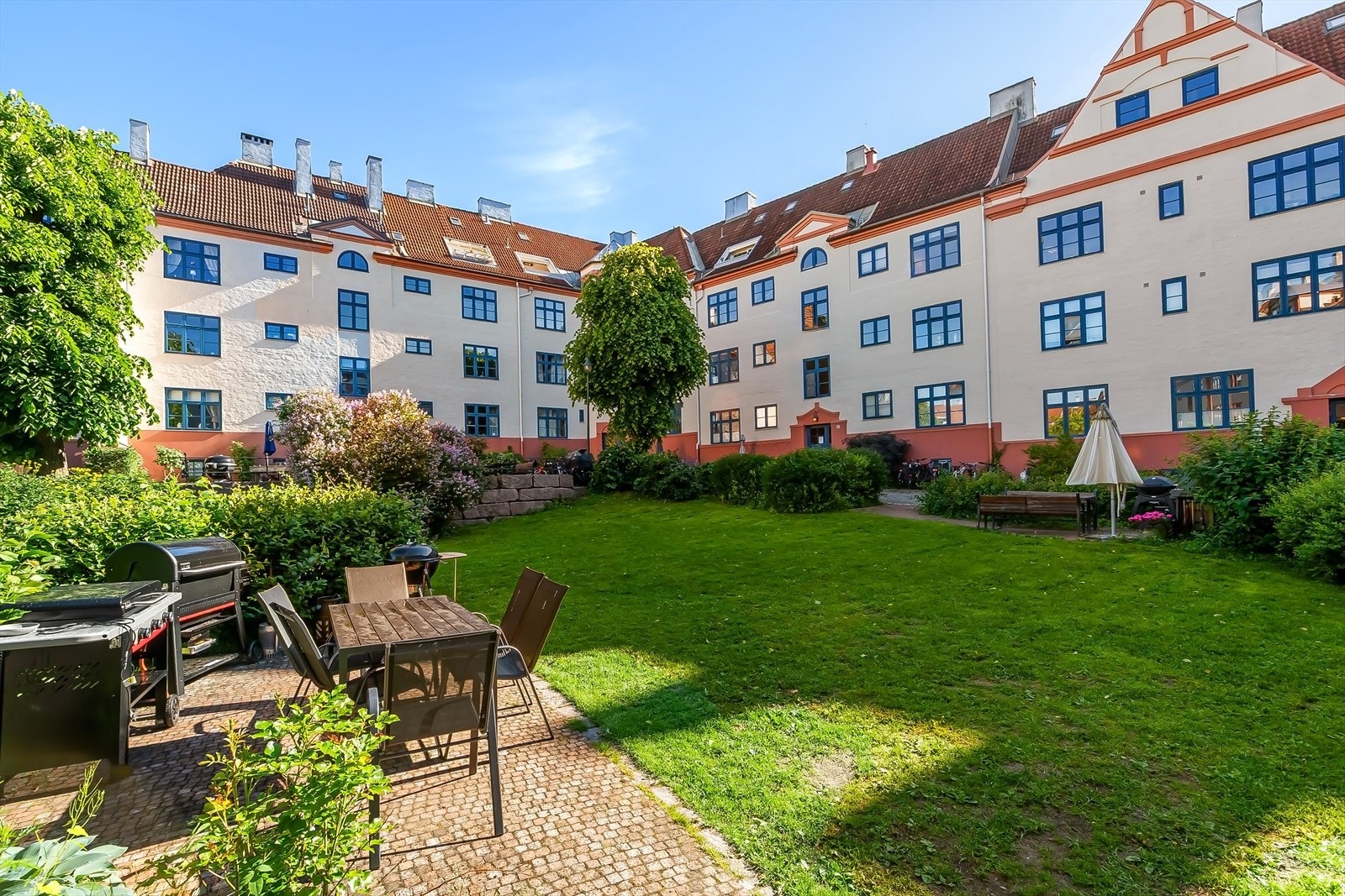 Leiligheten ligger i populære Tysklandsgården som er en av de fineste bakgårdene på Torshov, med flotte grøntområder, sittegrupper og lekeplass Galleribilde